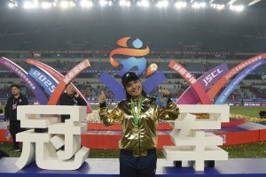 那个带领泰州队夺得苏超冠军的女教练，曾在凌晨被陌生球迷的来电骂醒